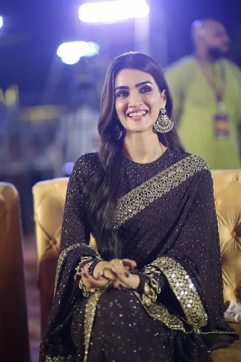 ACTRESS KRITI SANON IN BLACK SAREE AT ADIPURUSH MOVIE PRE RELEASE EVENT 17